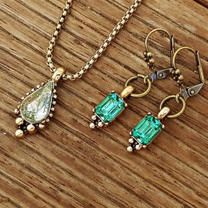 Vintage Art Deco Emerald Green Crystal Jewelry Set: Bronze Necklace & Earrings