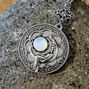 Selene Mondgöttin Halskette: Vintage Böhmischer Opal, Edelstahl Anhänger