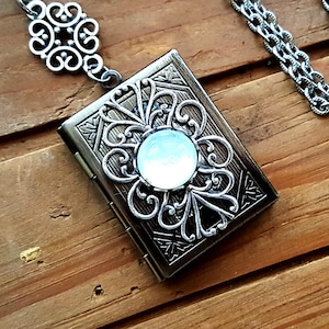 Vollmond Buch Medaillon Halskette: Vintage Opal Buch der Schatten