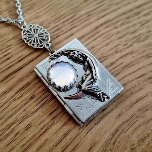 Vintage Style Buch Medaillon Halskette: Selene Mondgöttin, Glasopal