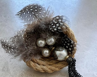 Broche de Nido de Pájaro Negro: Huevos de Perla, Plumas, Pin de Estilo Vintage
