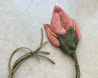 Broche de tulipán de cuero hecho a mano: Pin floral rosa con diseño llamativo