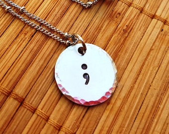 Collar con punto y coma grabado a mano: colgante de peltre, cadena de acero inoxidable.