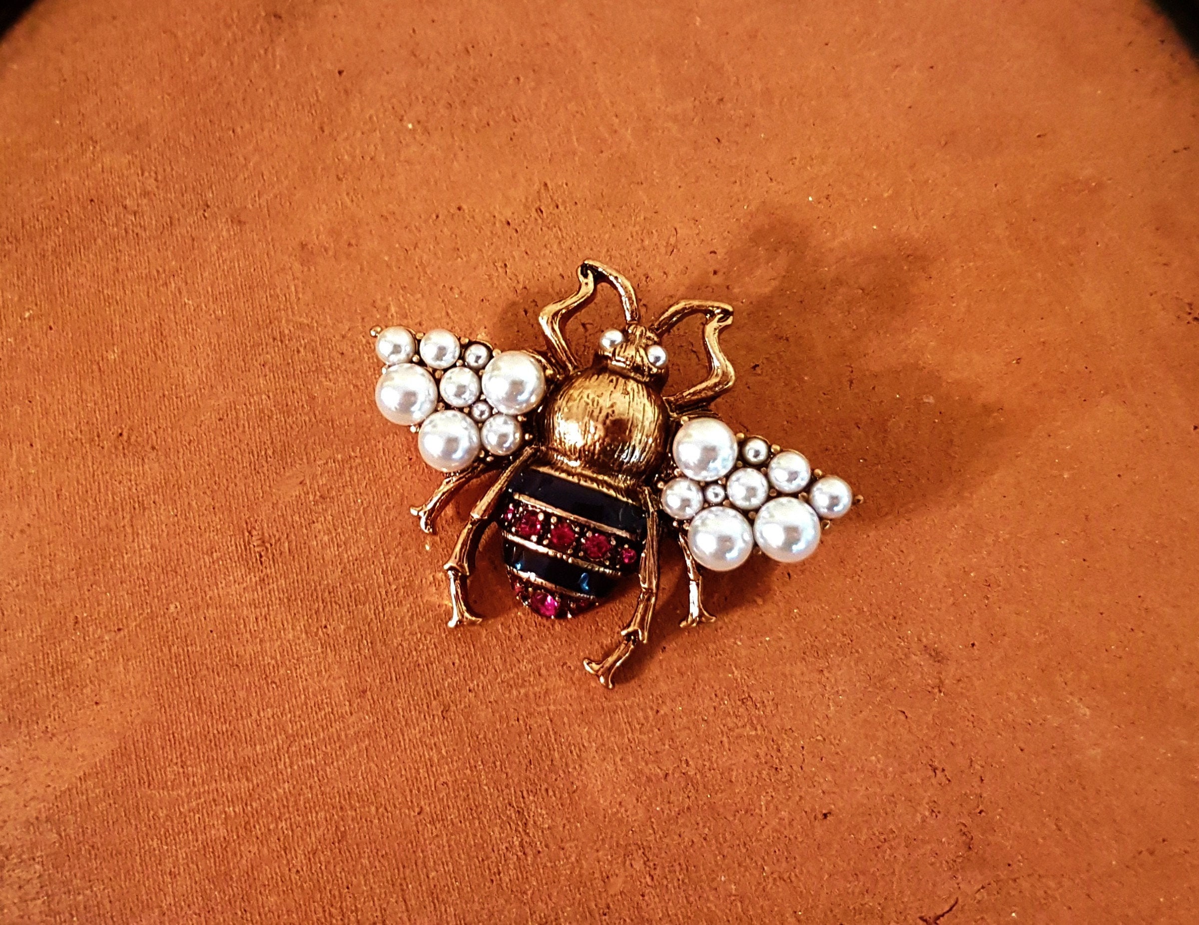 Bee sale brooch gucci