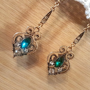 Victoriaanse smaragdgroene kroonluchteroorbellen in vintagestijl: antiek gouden sierlijke statement
