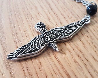 Collana con nodo celtico del corvo: talismano amuleto della strega pagana