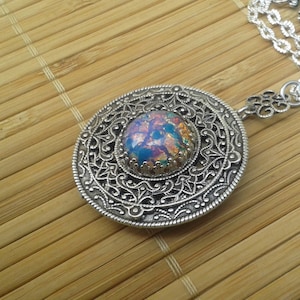 Collana con medaglione in argento vittoriano: opale di fuoco ceco, ricordo floreale in filigrana