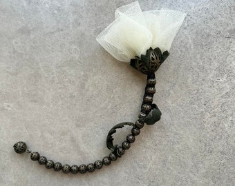Broche de flor de organza blanca hecho a mano: broche de filigrana de cristal con cuentas