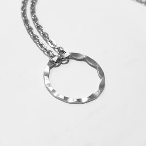 Naszyjnik Karma ze srebra próby 925: Wisiorek w kształcie młotkowanego koła