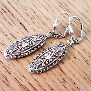 Pendientes colgantes ovalados de estilo Art Nouveau bañados en plata de ley