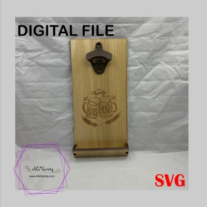 Può includere: Apribottiglie in legno con un apribottiglie in metallo scuro attaccato a una tavola di legno chiaro. La tavola presenta un disegno inciso al laser di due boccali di birra con la scritta "Cheers". Le parole "DIGITAL FILE" e "SVG" sono anch'esse visibili.