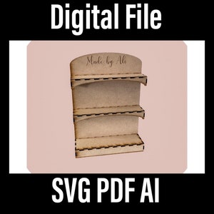 Könnte beinhalten: Eine digitale Datei für ein dreistufiges Regal mit abgerundeter Oberseite. Das Regal ist aus Holz und hat eine braune Oberfläche. Der Text "Made by Ali" ist auf der obersten Regalfläche aufgedruckt.
