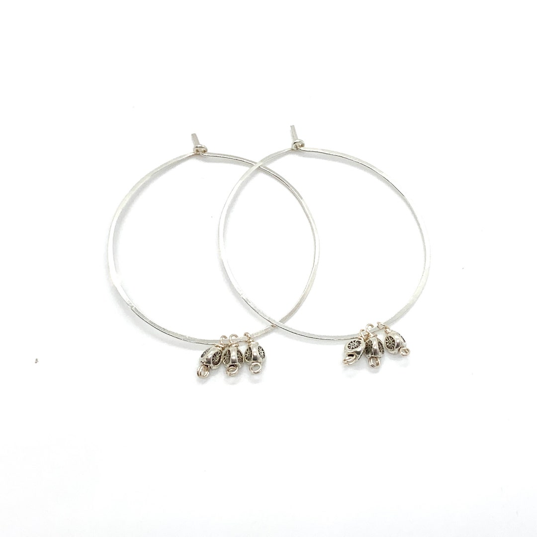 TOUS Hold - フロントフープイヤリング スターリングシルバー プッシュバック留め - フープ: 0.63インチ TOUS Hold - フロントフープイヤリング スターリングシルバー プッシュバッククロージャー - フープ:0.66インチ