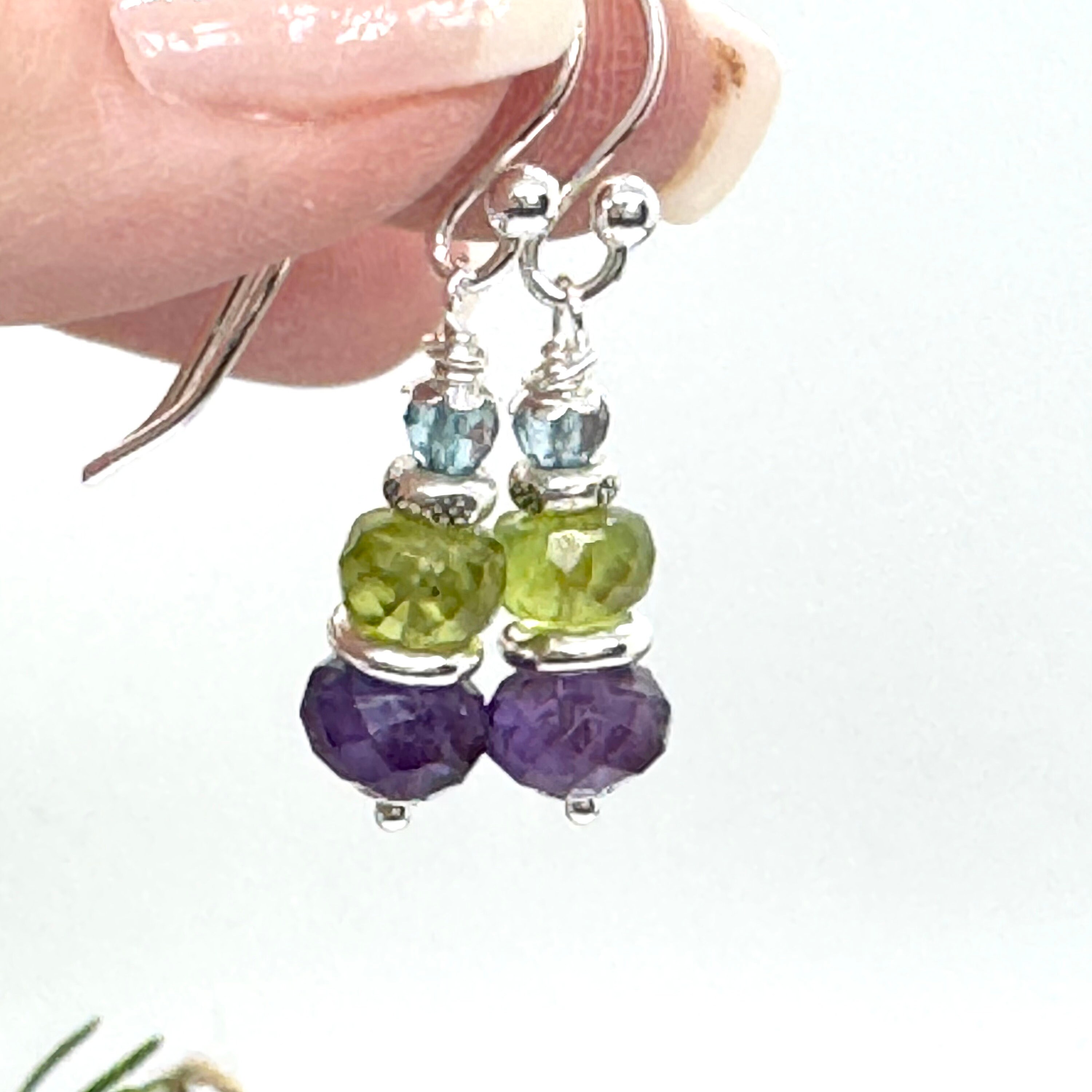 アメジスト、ロンドンブルートパーズ、カレン族のシルバーを使用した