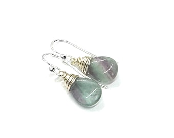 Brincos de lágrima de fluorita, verde e roxo com prata esterlina, 1,25 polegadas de comprimento
