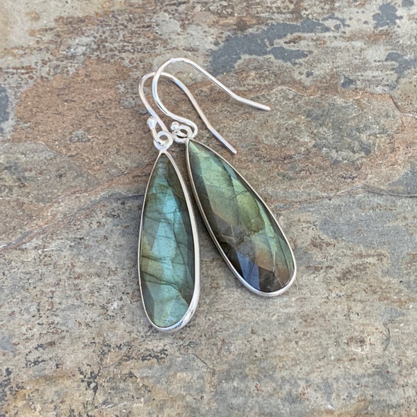 Boucles d'oreilles longues en forme de larme en labradorite avec argent sterling, serti clos, 1,75 pouces