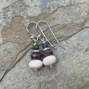 Pink Opal Ohrringe mit Rubin, Saphir und Sterling Silber, 3cm lang
