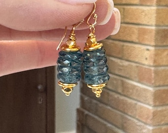 Pendientes de topacio azul de Londres con oro vermeil, 1,25 pulgadas