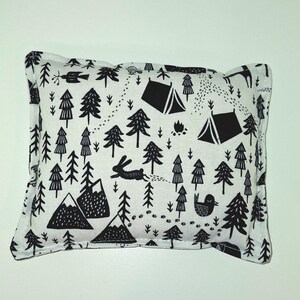 Peut inclure: Oreiller noir et blanc sur le thème du camping. L'oreiller présente un motif répétitif d'arbres, de tentes, d'un lapin, d'un oiseau et de montagnes.