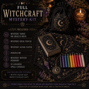 Puede incluir: Un kit de misterio de brujer&iacute;a que incluye una bolsa negra con cord&oacute;n, una baraja de cartas, un mantel de altar con flecos, un p&eacute;ndulo de cristal, un colgante circular y diez peque&ntilde;as velas de hechizo de colores. El texto dice Full Witchcraft Mystery Kit.