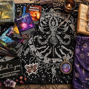 Puede incluir: Un conjunto de cartas del or&aacute;culo Mystic, una baraja envuelta en papel marr&oacute;n con la etiqueta Blind Date With Oracle Deck, una tela negra con arte lineal blanco, una bolsa morada con patrones celestiales dorados, una pegatina de mariposa y una br&uacute;jula.