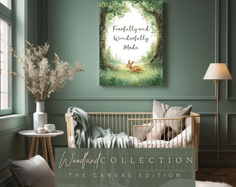 Op de afbeelding: Een canvas print met een aquarel illustratie van een konijn in een bos. Het kunstwerk bevat de tekst "Fearfully and Wonderfully Made". De print maakt deel uit van de "Woodland Collection" en wordt getoond boven een houten wieg met een deken.