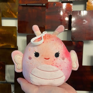 Handgemaakte identiteitskaart/portemonnee Eileen de roze vlinder aangepaste squishmallow met klittenbandsluiting