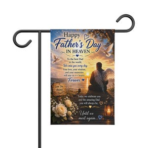 Puede incluir: Una bandera de jardín del Día del Padre con un soporte de metal negro. La bandera presenta una escena de puesta de sol con un ángel, palomas y el texto "Happy Father's Day in Heaven". La bandera también incluye un mensaje de amor y recuerdo.