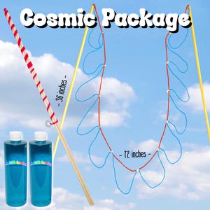 Op de afbeelding: Cosmic Package zeepbelset met twee 91 cm lange houten stokken, rood en blauw touw en twee flessen zeepbellenoplossing. Het touw is 183 cm lang.