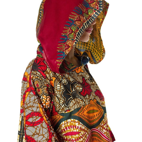 Haut à capuche rouge, robe à imprimé africain