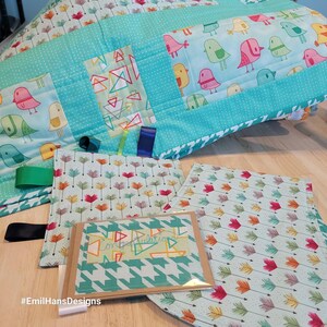Tessuto moderno Tykes in trapunta per neonati con set regalo, bavaglino, giocattolo scricchiolante e carta regalo. verde menta. Unisex. la trapunta misura 42,5 x 54 pollici