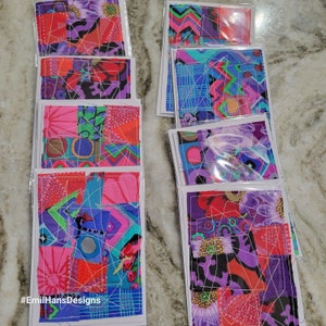 Biglietti d'auguri vuoti in tessuto Kaffe Fassett Collective blu, viola e rosso. Tutti i tessuti sono cuciti sul biglietto. Confezione da 4, 10 x 15 cm.