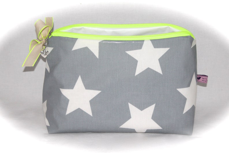 Coole Kulturtasche in grau weiß mit Sternen & Neon-Details Bild 1
