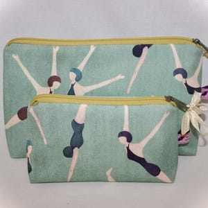 Könnte beinhalten: Ein Set aus drei Keramikbechern mit gesprenkelter, matter Oberfläche. Die Becher sind in Creme-, Hellgrau- und Dunkelgrautönen gehalten. Jeder Becher hat ein schlichtes, minimalistisches Design.