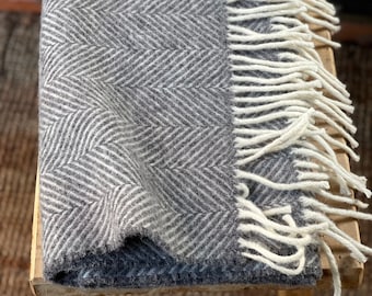 Écharpe de couverture en laine grise en franges blanches à chevrons Écharpe de couverture en laine d’agneau pure Écharpe surdimensionnée Écharpe d’hiver écharpe en laine châle gris clair