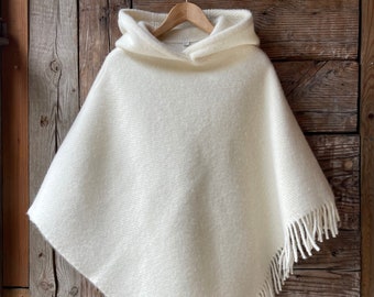 Mantella poncho in lana d'agnello con cappuccio bianco panna e frange Poncho da donna Poncho da donna con cappuccio in pura lana Mantella poncho coperta in pura lana color bianco latte