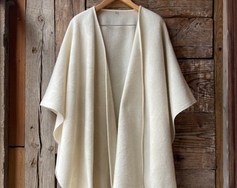 Poncho a mantella aperto beige per donna e uomo Poncho per coperta in lana merino beige grigiastro Scialle caldo avvolgente Poncho a mantella Cardigan aperto sul davanti Beige