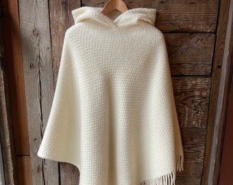 Mantella poncho donna lunga in lana d'agnello con cappuccio bianco latte con frange Poncho donna con cappuccio in pura lana Mantella poncho donna in pura lana Bianco Panna