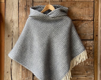 Poncho cape en laine grise à capuche Pure laine d'agneau cape poncho pour femmes Poncho en pure laine poncho en laine gris fumé/blanc Poncho cape en laine à capuche