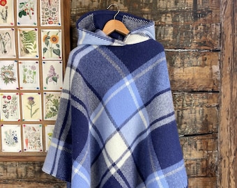 Mantella poncho coperta in lana blu a quadri Mantella poncho con cappuccio blu/bianco Mantella poncho lunga in lana a quadri lana blu Mantella poncho in lana d'agnello con cappuccio