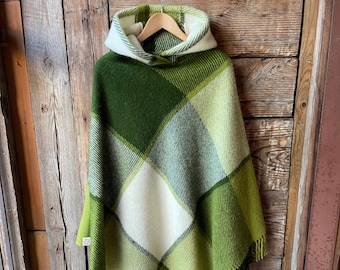 Green wool poncho cape in large check Green/white pure lambswool poncho Long wool blanket poncho Green lambswool poncho warm and beautiful