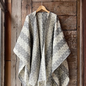 Grey wool poncho cape blanket open front poncho wrap cardigan Light grey&white lambswool/linen mix long poncho cape Ladies poncho wrap cape