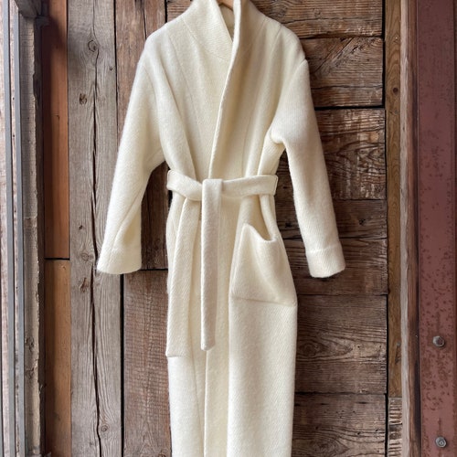 Peignoir long blanc crème en laine d'agneau avec franges et ceinture à nouer Peignoir blanc laiteux en pure laine doux et chaud avec poches Beau cadeau