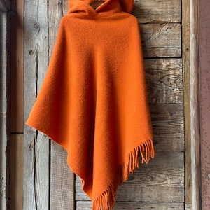 Capa poncho de lana naranja con capucha y flecos Capa poncho naranja Poncho largo de lana de cordero con flecos Poncho con capucha Capas ponchos manta de lana imagen 3