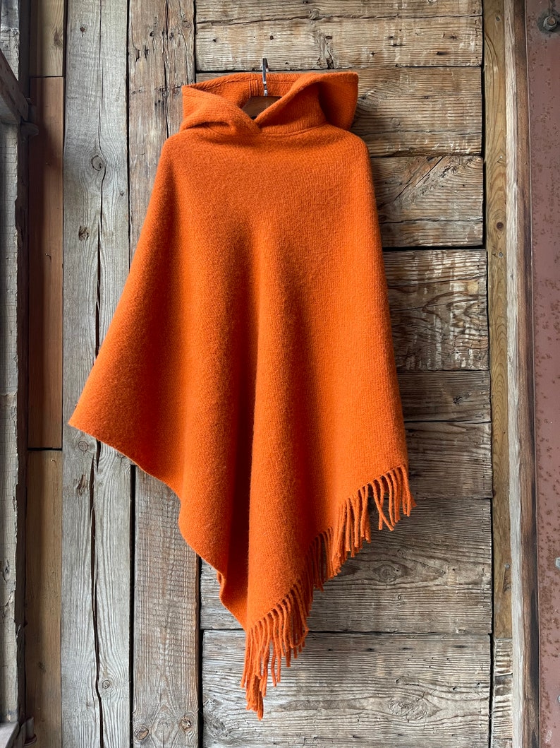 Oranje wollen poncho cape met capuchon en franjes Oranje poncho cape Lange lamswollen poncho met franjes Poncho met capuchon Wollen deken poncho's capes afbeelding 3