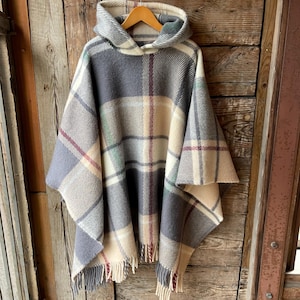 Grey lambswool poncho hooded in check Grey/beige checked hooded blanket ponchos Long wool poncho in check Hooded poncho pure wool