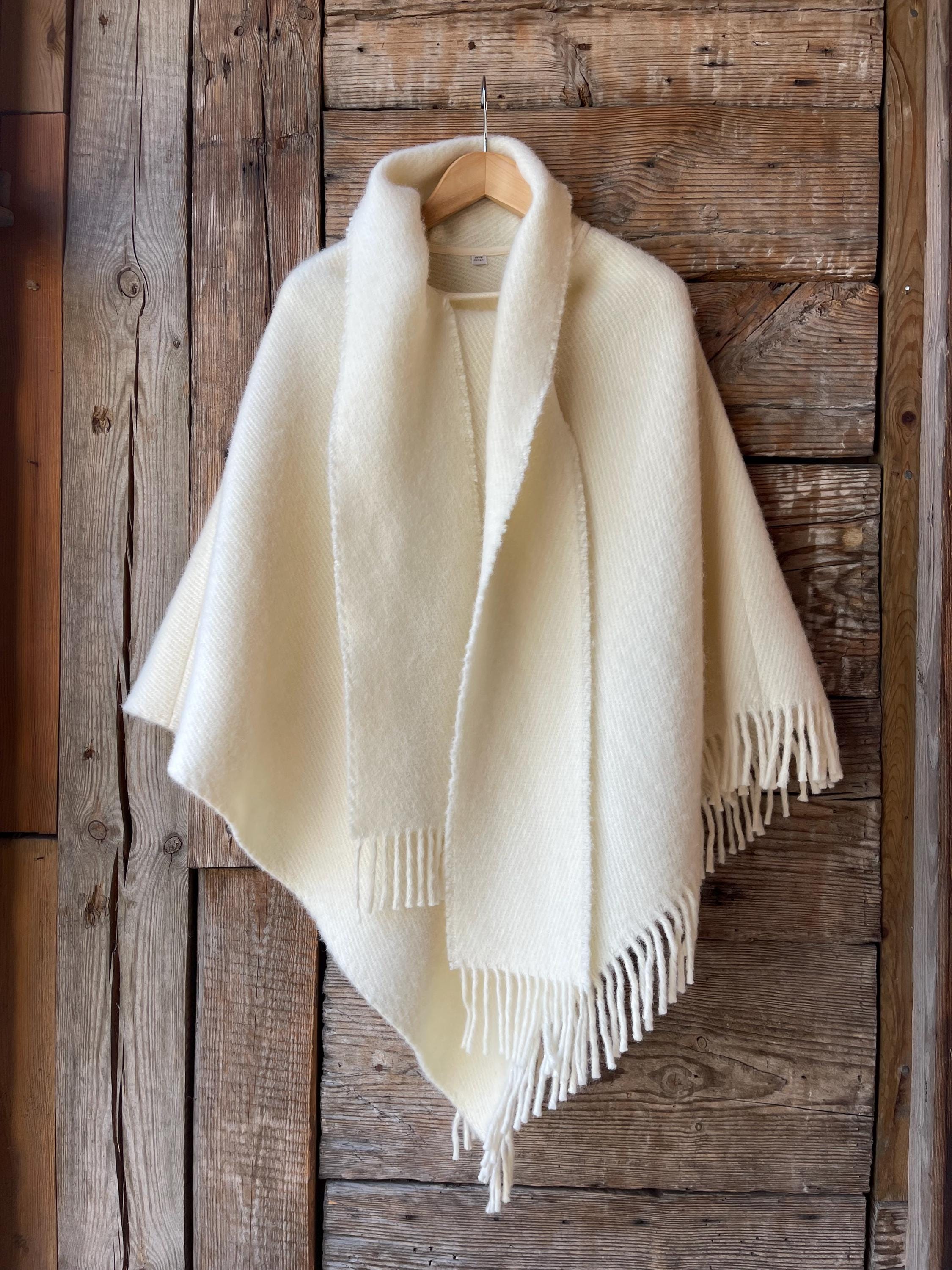 クリームホワイトのラムウールポンチョケープ、ショールカラー付き