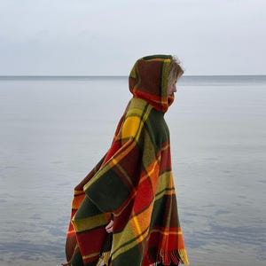 XL Green wool blanket poncho with hood Olive green checked hooded poncho with fringes Long wool man poncho Lambswool blanket woman poncho