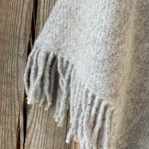 Cape poncho couverture en laine grise à capuche avec franges Cape poncho femme en laine d'agneau gris clair avec franges et capuche Cape poncho couverture en laine image 10
