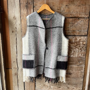 Graue Wolle Decke WESTE mit Taschen Karierte Wolle Lammwolle ärmellose Weste Taschen Knopf L Größe Wolle Wrap rund Körper warm atmungsaktiv